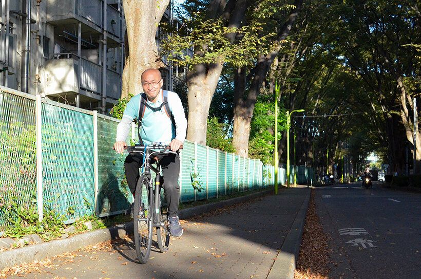 山口さんが自転車をこぐ写真